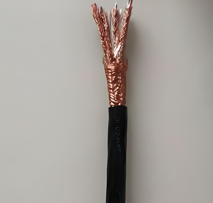 電纜作為電力傳輸?shù)难}，其性能直接影響到整個系統(tǒng)的可靠性.jpg